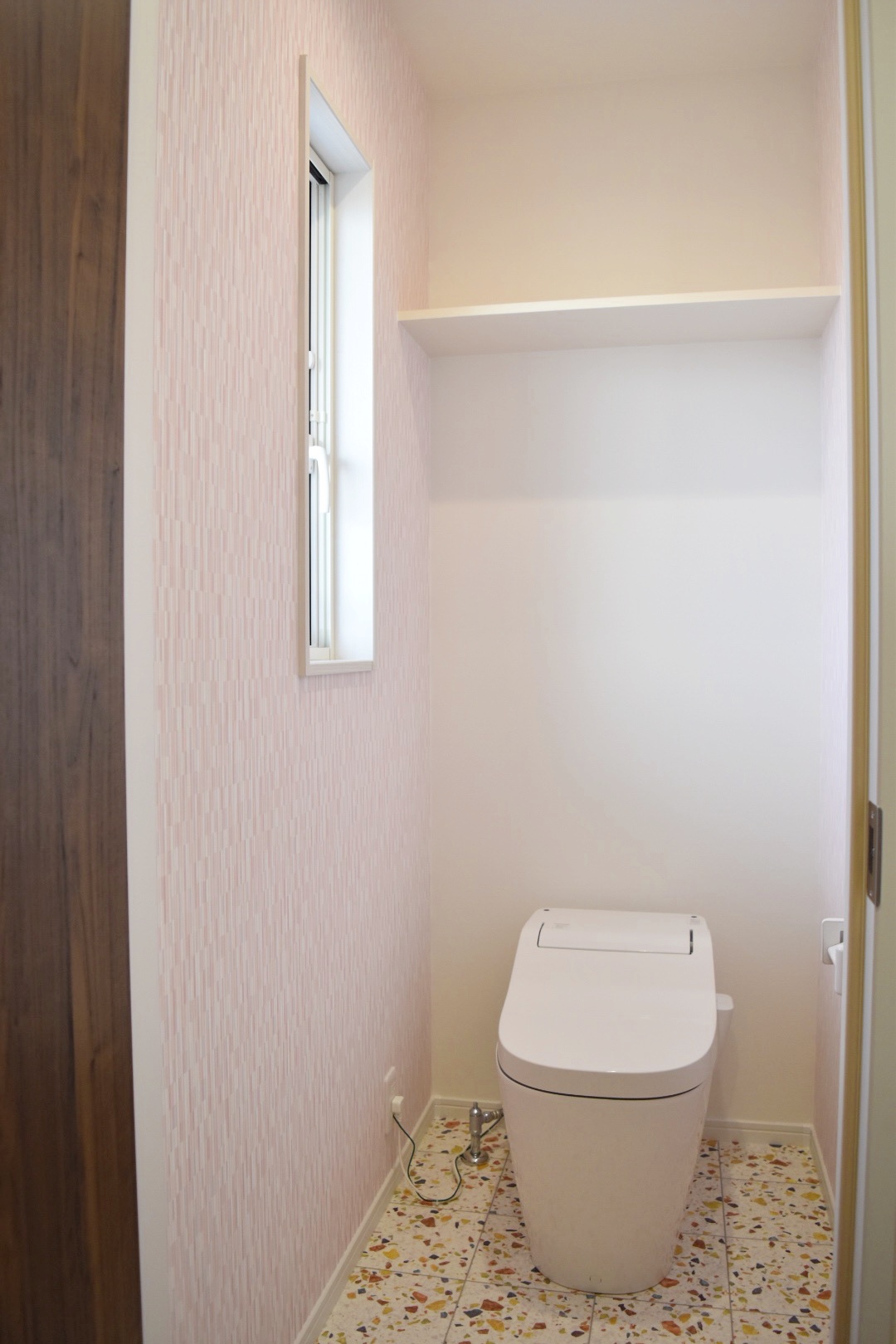 来客の少ない2階のトイレは
遊び心のある床と壁紙にしてみるのもいいですね！
