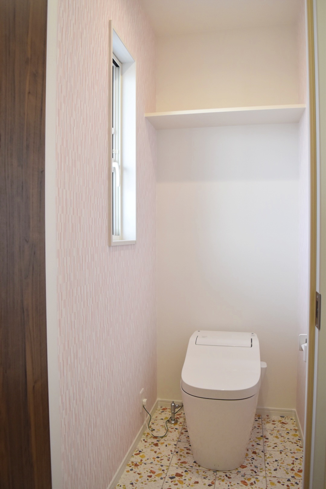 来客の少ない2階のトイレは
遊び心のある床と壁紙にしてみるのもいいですね！
