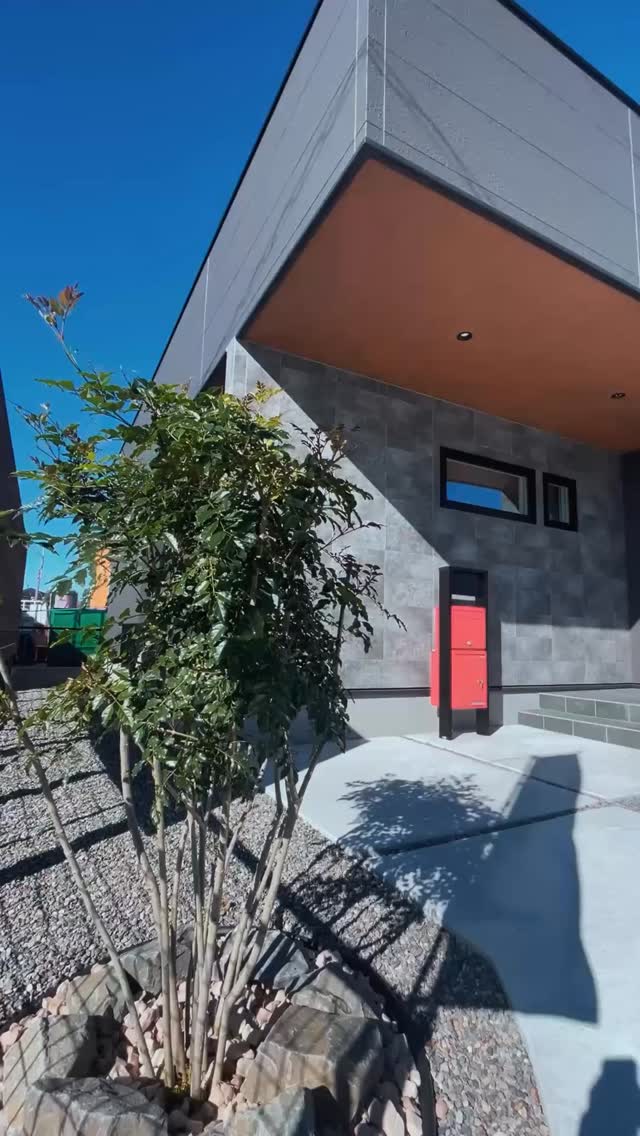 “ 平屋という贅沢 ”勾配天井が描く開放感、暮らしを整えるSIC &パントリー、最新設備で家事もスマートに。『ちょうど良い』を越える、一歩先の暮らしを体感しませんか?大変ご好評いただいております弊社の平屋モデルハウスですが、新分譲地のオープンに伴い2026年3月をもちまして見学終了となります。まだご見学されていない方、もう一度見たい!という方、HPよりご見学のご予約お待ちしております。▼お問合せ先【お電話】0286826193【URL】https://www.co-eisin.com/contact/■□■□■□■□■□■□■□■□■□■□■□■□■□■□.《いつも#エイシン のInstagramを見ていただきありがとうございます!!》.栃木県さくら市 で#モデルハウス 公開中です♪🏠#新築 、#建て替え 、#土地情報お気軽にお問い合わせください✨詳しくはプロフィールから公式HPにアクセスしてくださいね😄••••••••••••••••••••••••••••••••••••☞profile... @eisin_insta••••••••••••••••••••••••••••••••••••..◆#さくら市 を中心に宅地700区画以上を企画・分譲。さくら市唯一のZEHビルダー!#住宅 供給数500棟以上、イオンや大手スーパーなどの大型店舗の誘致実績!創業50周年を迎える、さくら市の総合不動産・建築会社です。.地元さくら市で長年#家づくり に携わってきたエイシンではパナソニック の#テクノストラクチャー 工法で建てる暮らし やすく、地震に強い安心の#住まい をご提供しております。.さくら市の #注文住宅 ・#土地 #分譲地 情報なら、地元さくら市の『株式会社エイシン 』にご相談ください😄《ハッシュタグ》#テクノストラクチャー #戸建て住宅 #こだわりの家づくり#耐震 #耐震住宅 #平屋